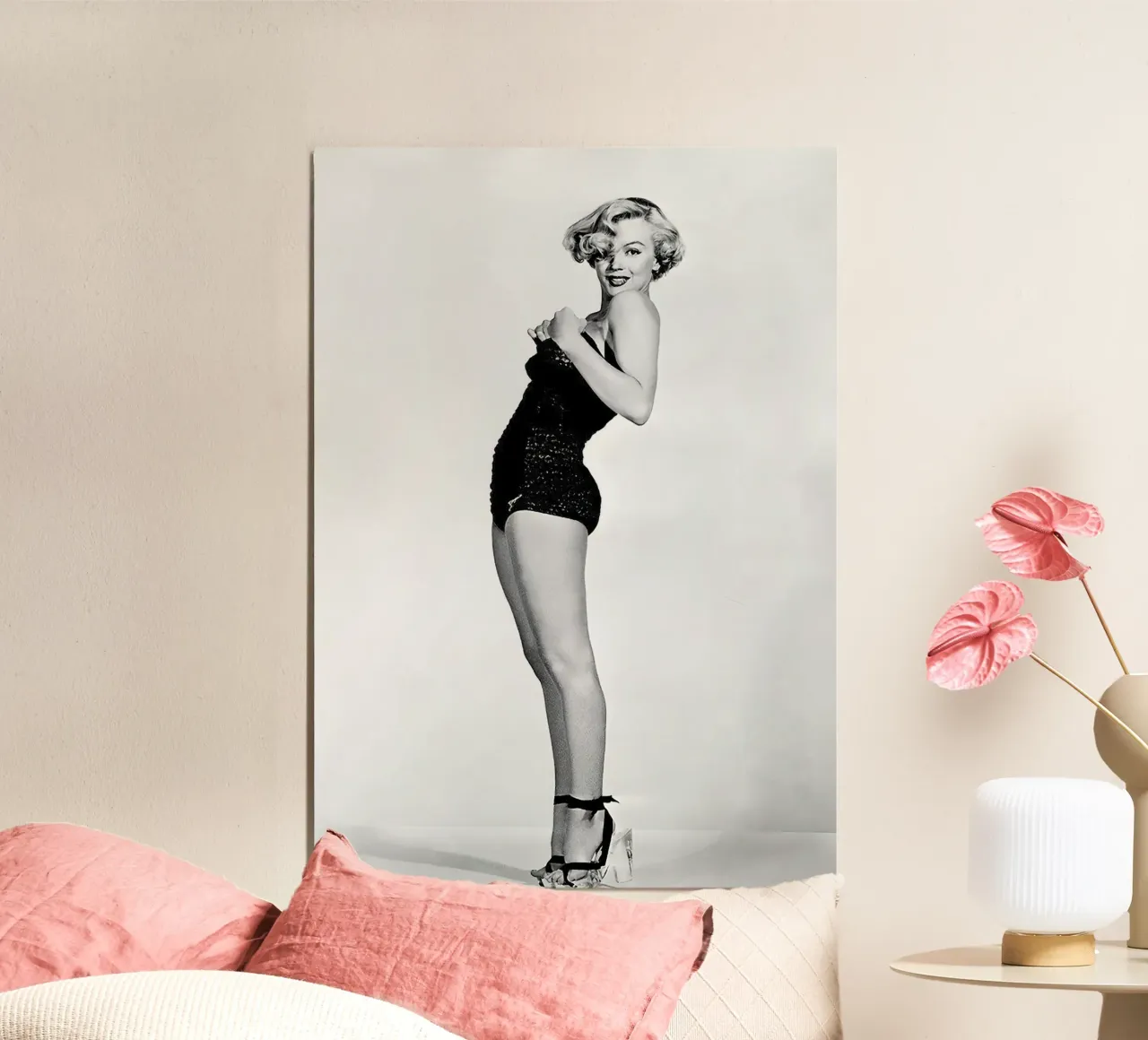 Marilyn Monroe - Tacchi alti poster con telaio in alluminio da Beth Pop Culture