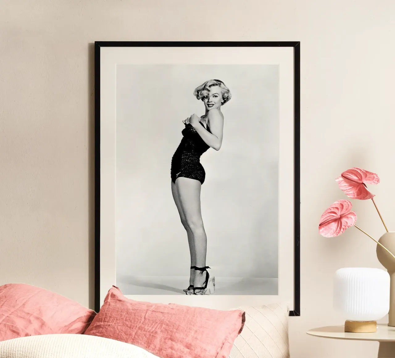 Marilyn Monroe - Tacchi alti poster con telaio in alluminio da Beth Pop Culture