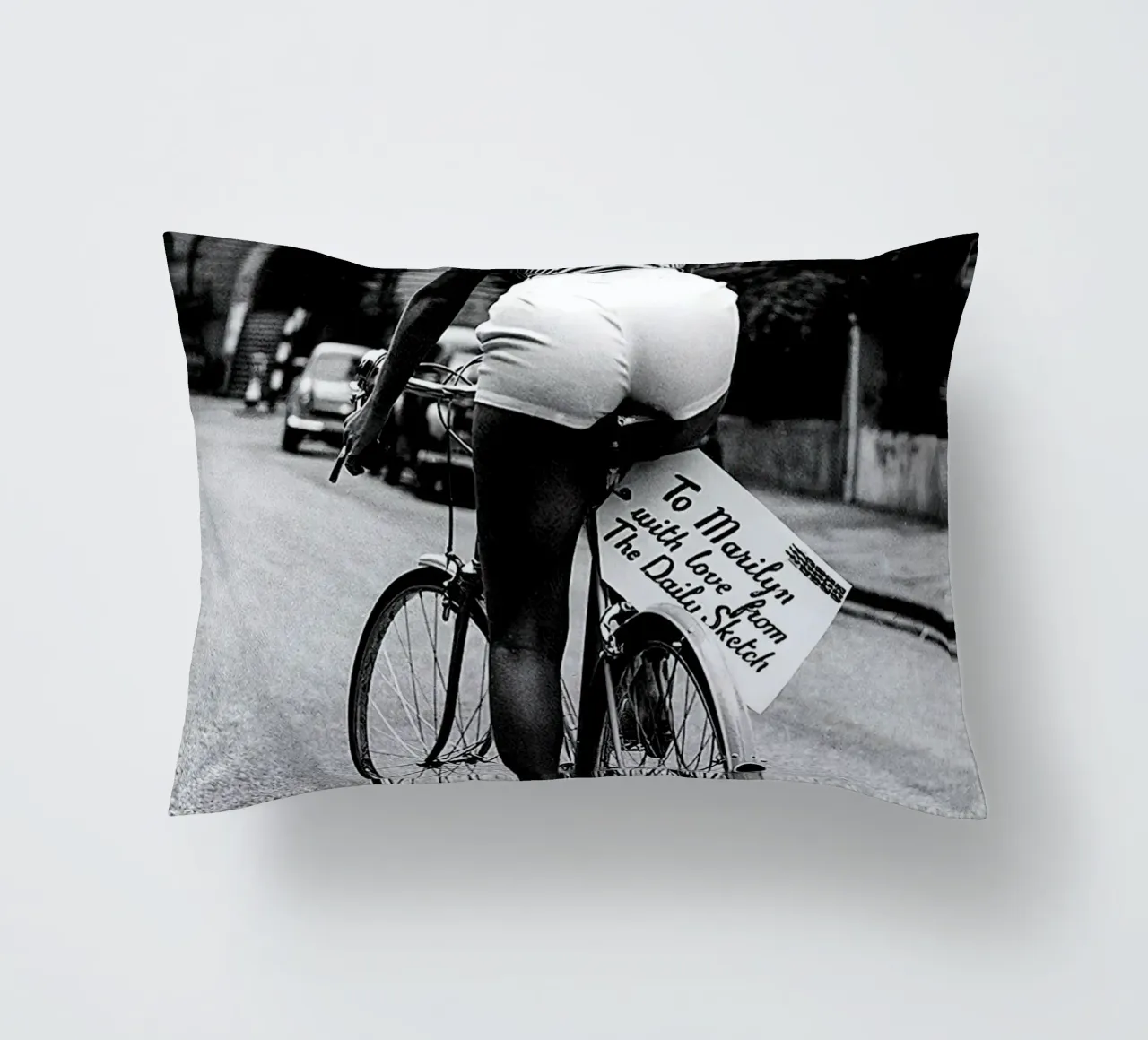 Marilyn Monroe in bicicletta cuscino da Beth Pop Culture