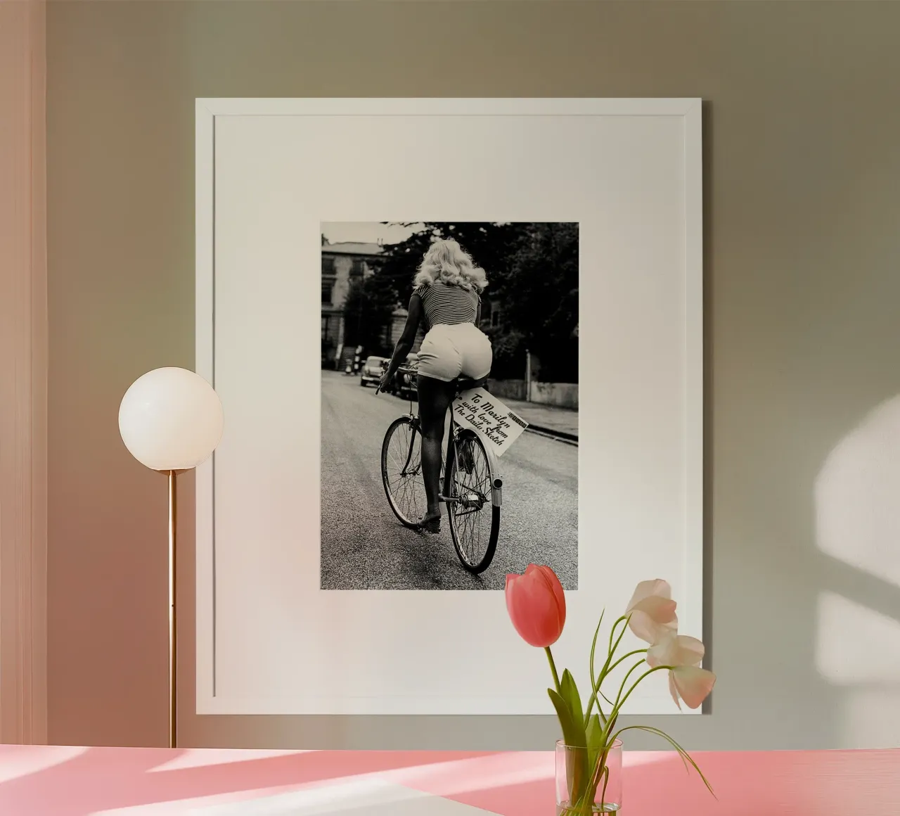 Marilyn Monroe in bicicletta poster con telaio in legno da Beth Pop Culture