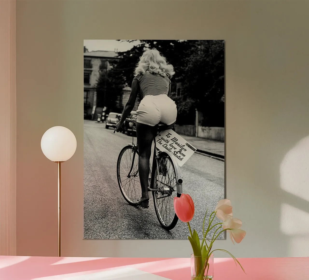Marilyn Monroe in bicicletta poster con telaio in legno da Beth Pop Culture