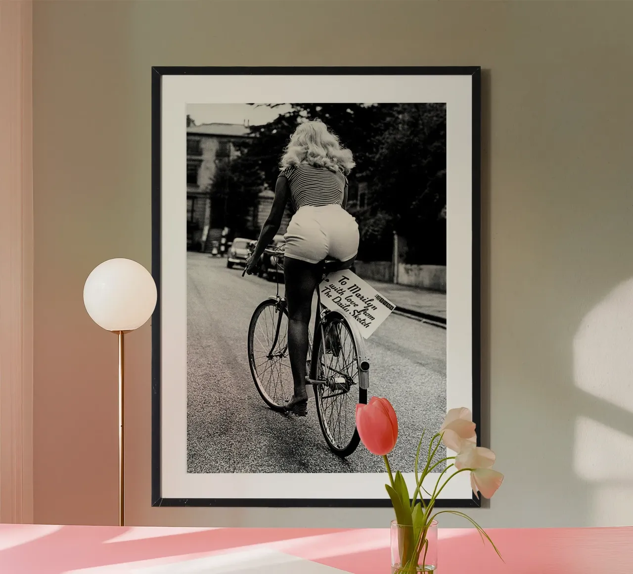 Marilyn Monroe in bicicletta poster con telaio in legno da Beth Pop Culture