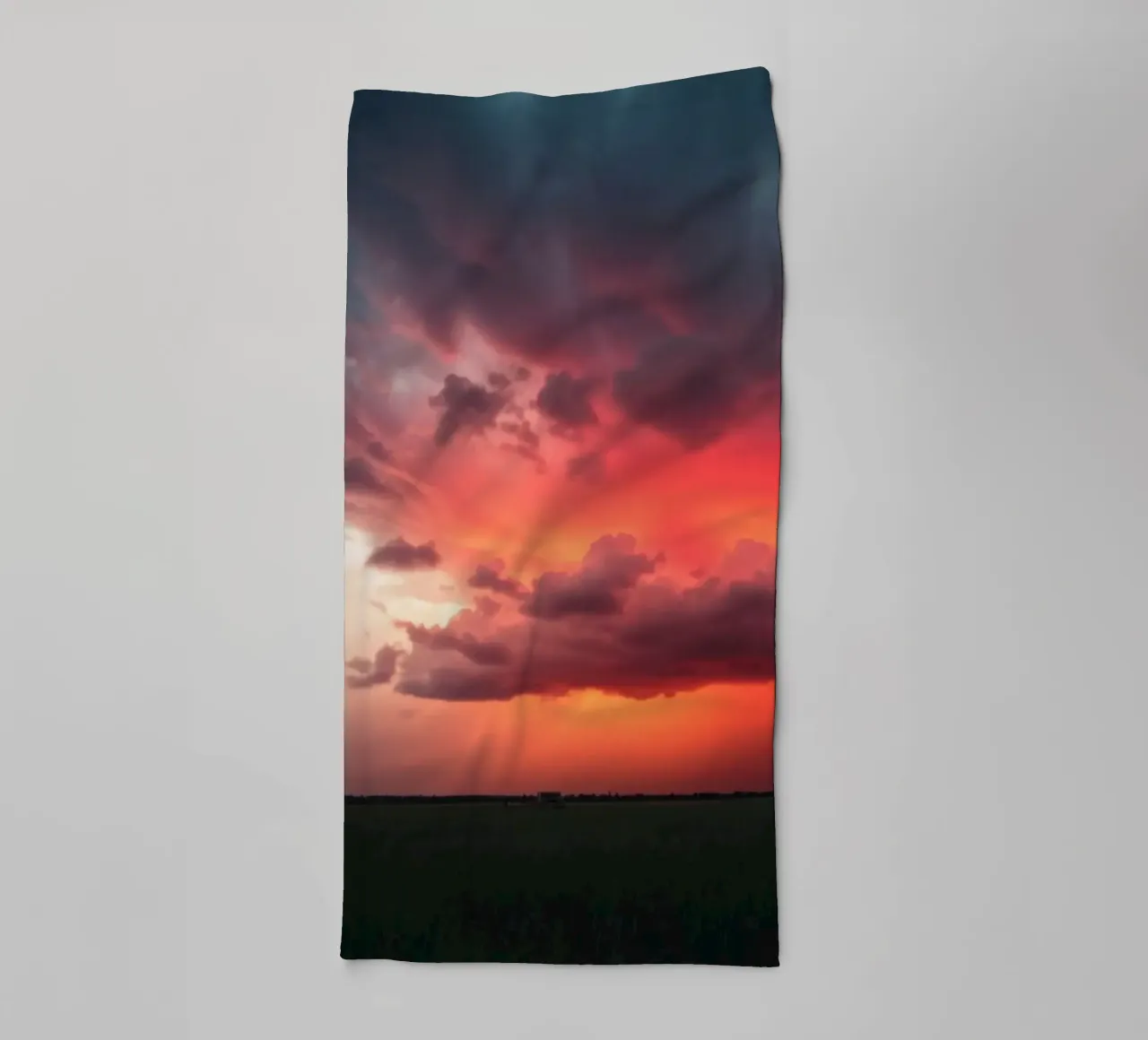 Un fondo que representa el cielo con colores complementarios toalla de baño de DesignDoodle