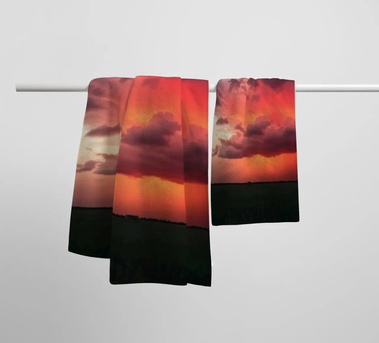Un fondo que representa el cielo con colores complementarios toalla de baño de DesignDoodle