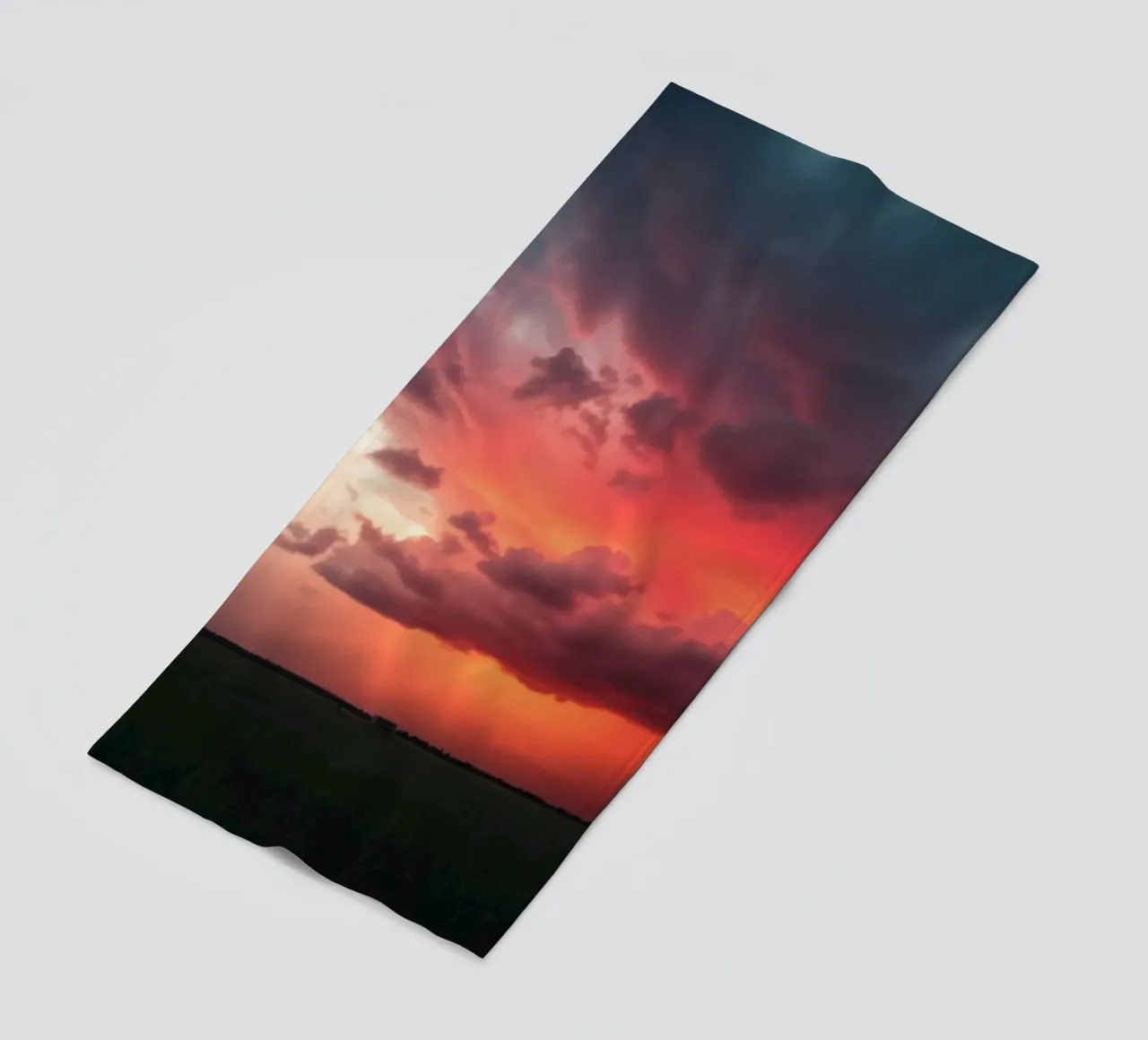 Un fondo que representa el cielo con colores complementarios toalla de playa de DesignDoodle