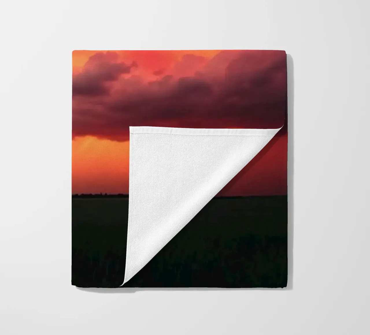 Un fondo que representa el cielo con colores complementarios toalla de playa de DesignDoodle