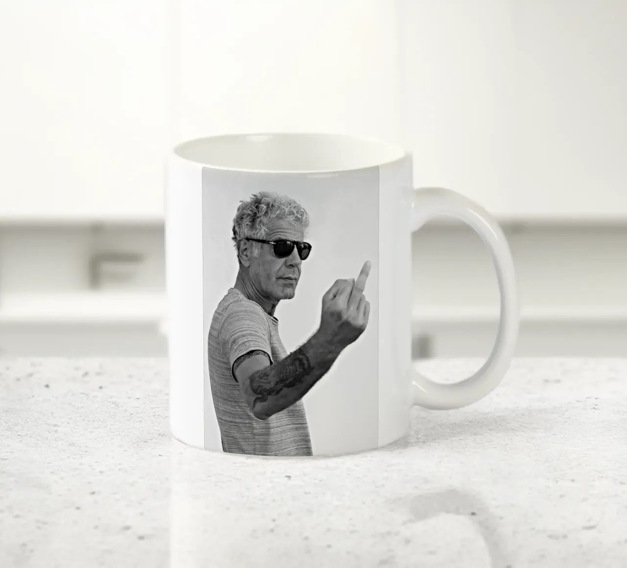 Dito medio Bourdain tazza in ceramica da Beth Pop Culture