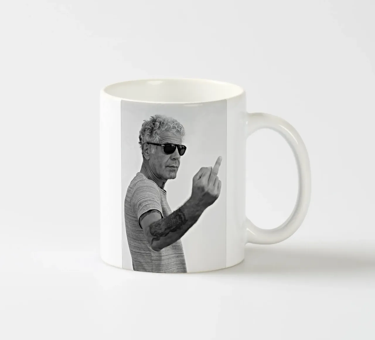 Dito medio Bourdain tazza in ceramica da Beth Pop Culture