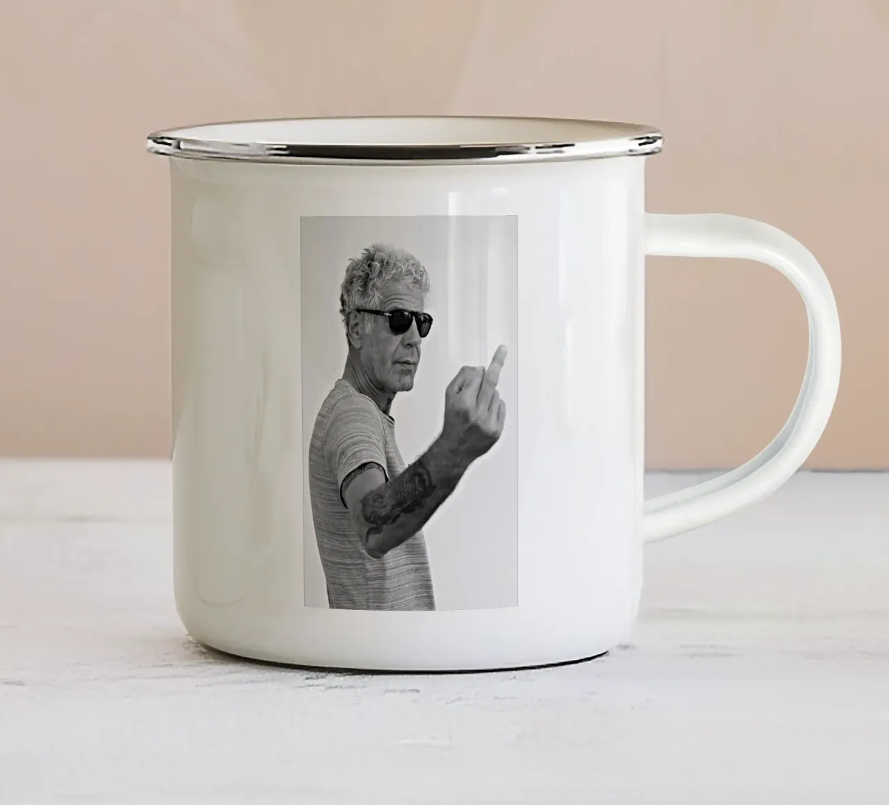 Dito medio Bourdain tazza in smalto da Beth Pop Culture
