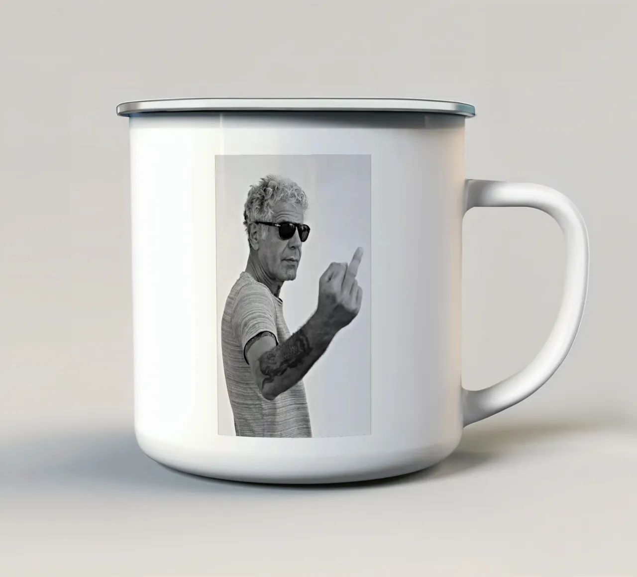 Dito medio Bourdain tazza in smalto da Beth Pop Culture