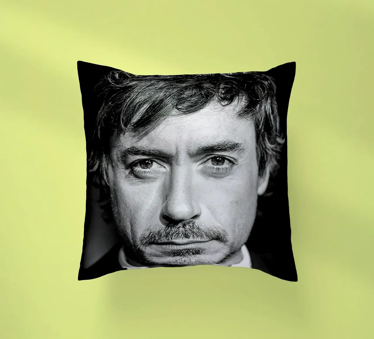 Robert Downey Jr Ritratto B&N cuscino da Beth Pop Culture