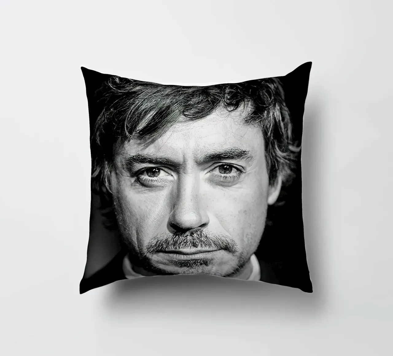 Robert Downey Jr Ritratto B&N cuscino da Beth Pop Culture