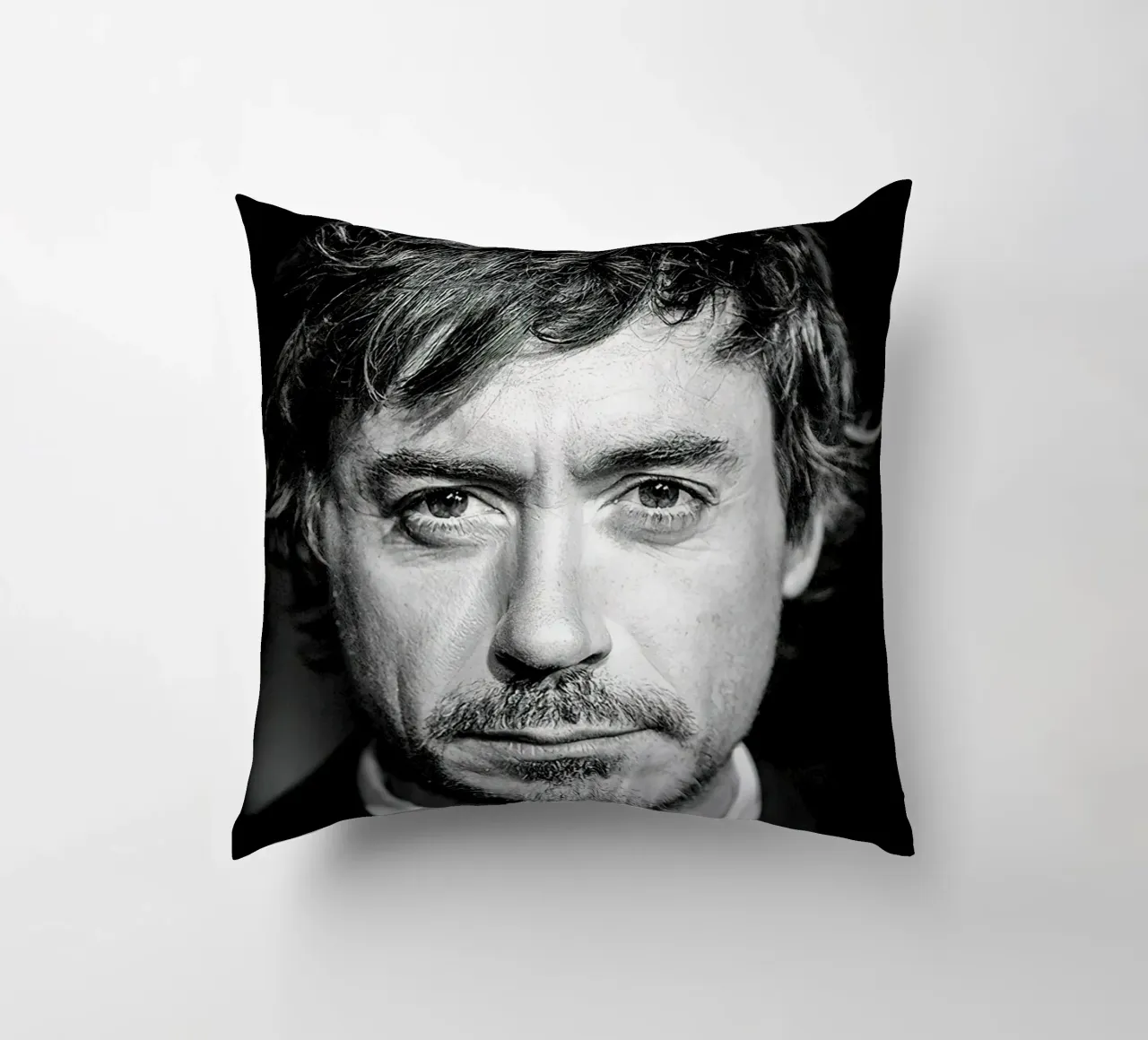 Robert Downey Jr Ritratto B&N cuscino da Beth Pop Culture