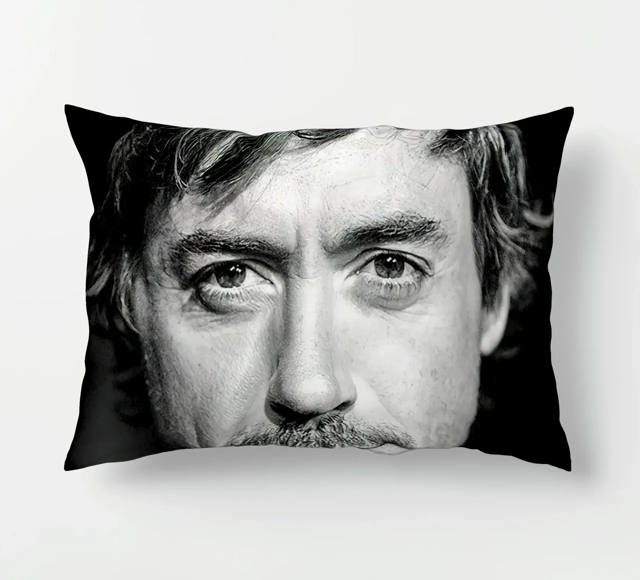 Robert Downey Jr Ritratto B&N cuscino da Beth Pop Culture