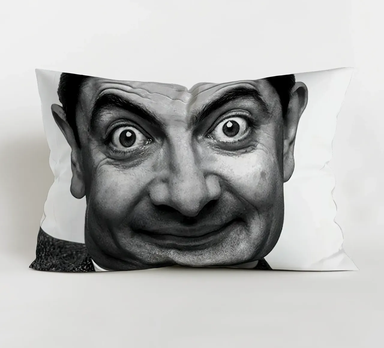 Sorriso iconico di Rowan Atkinson Mr. Bean cuscino da Beth Pop Culture