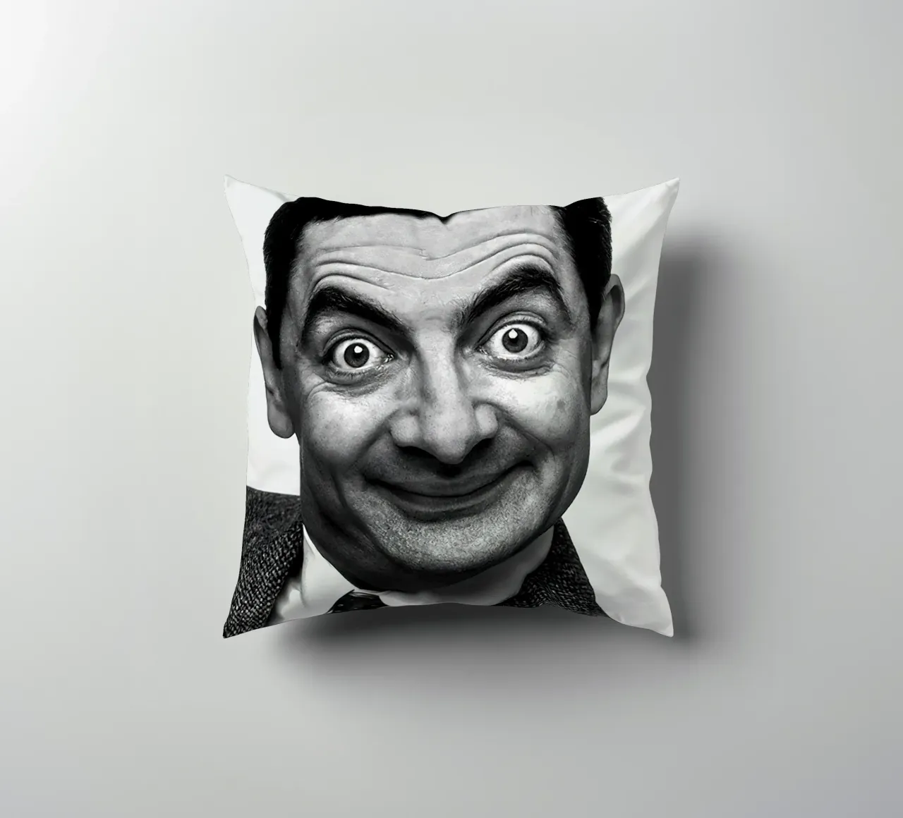 Sorriso iconico di Rowan Atkinson Mr. Bean cuscino da Beth Pop Culture
