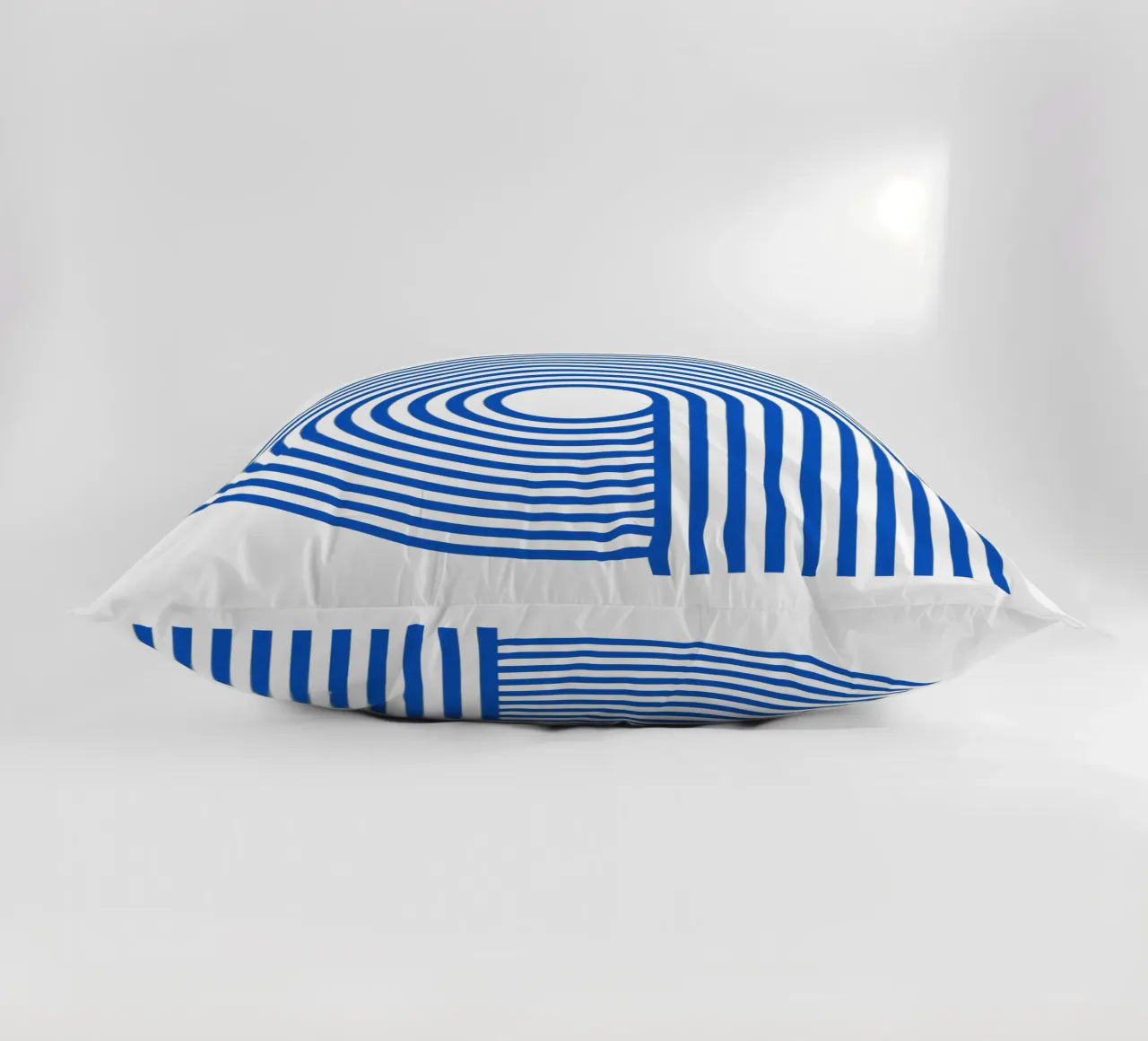 A ! Bleu cuscino da TCHAK ART