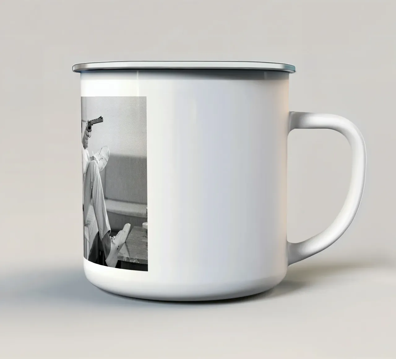 Steve McQueen con la pistola tazza in smalto da Beth Pop Culture