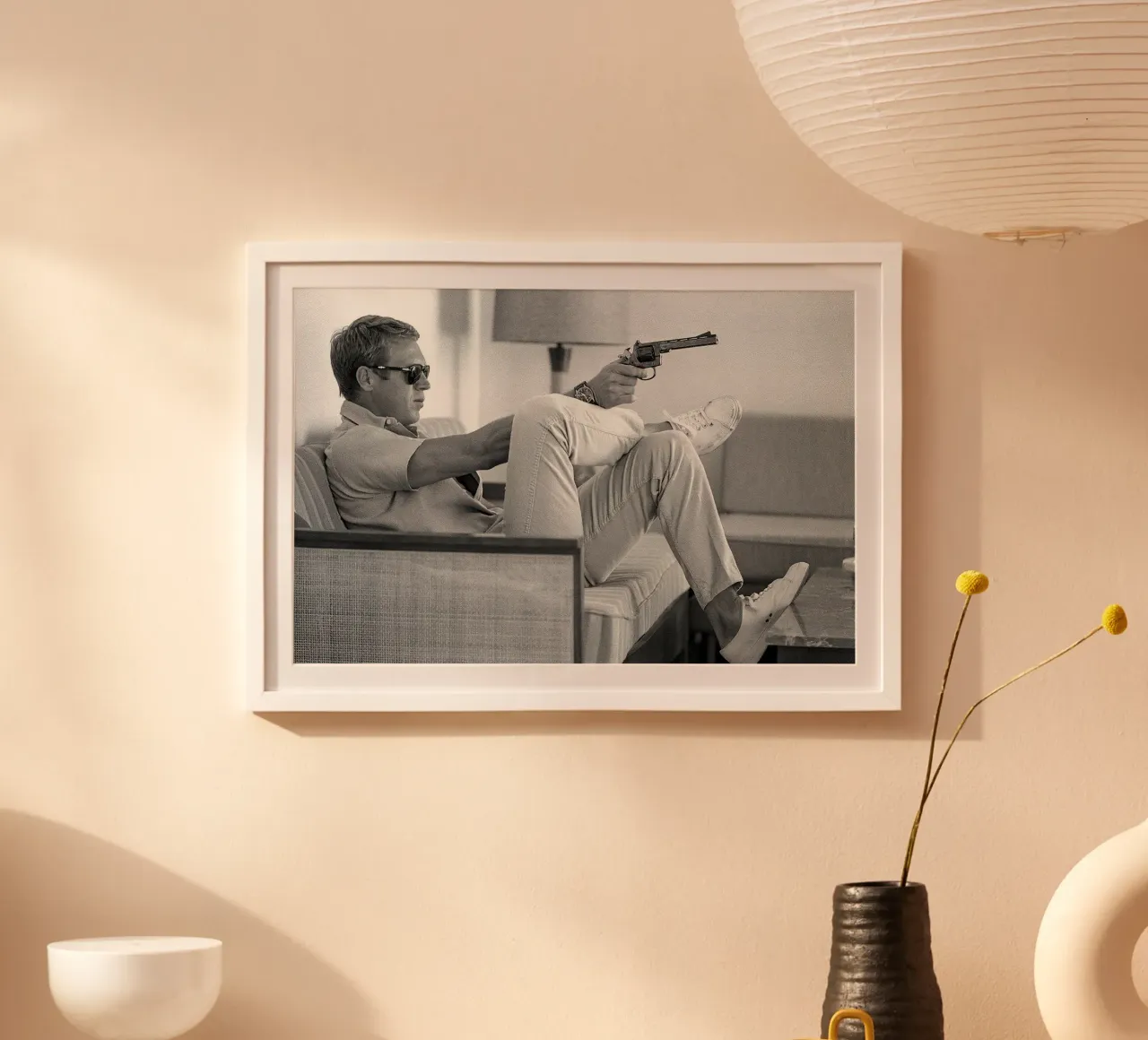 Steve McQueen con la pistola poster con telaio in alluminio da Beth Pop Culture