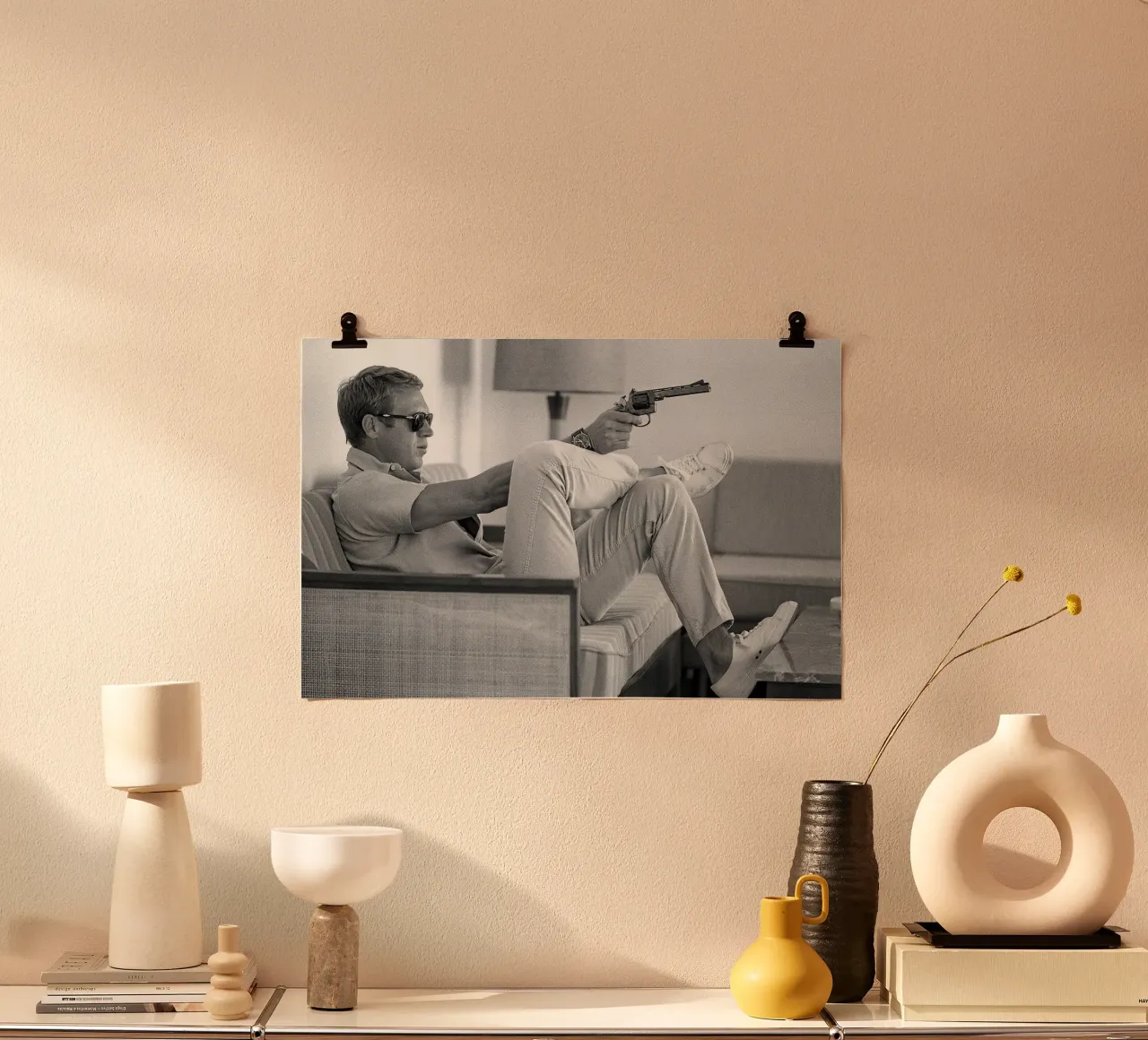 Steve McQueen con la pistola poster con telaio in alluminio da Beth Pop Culture