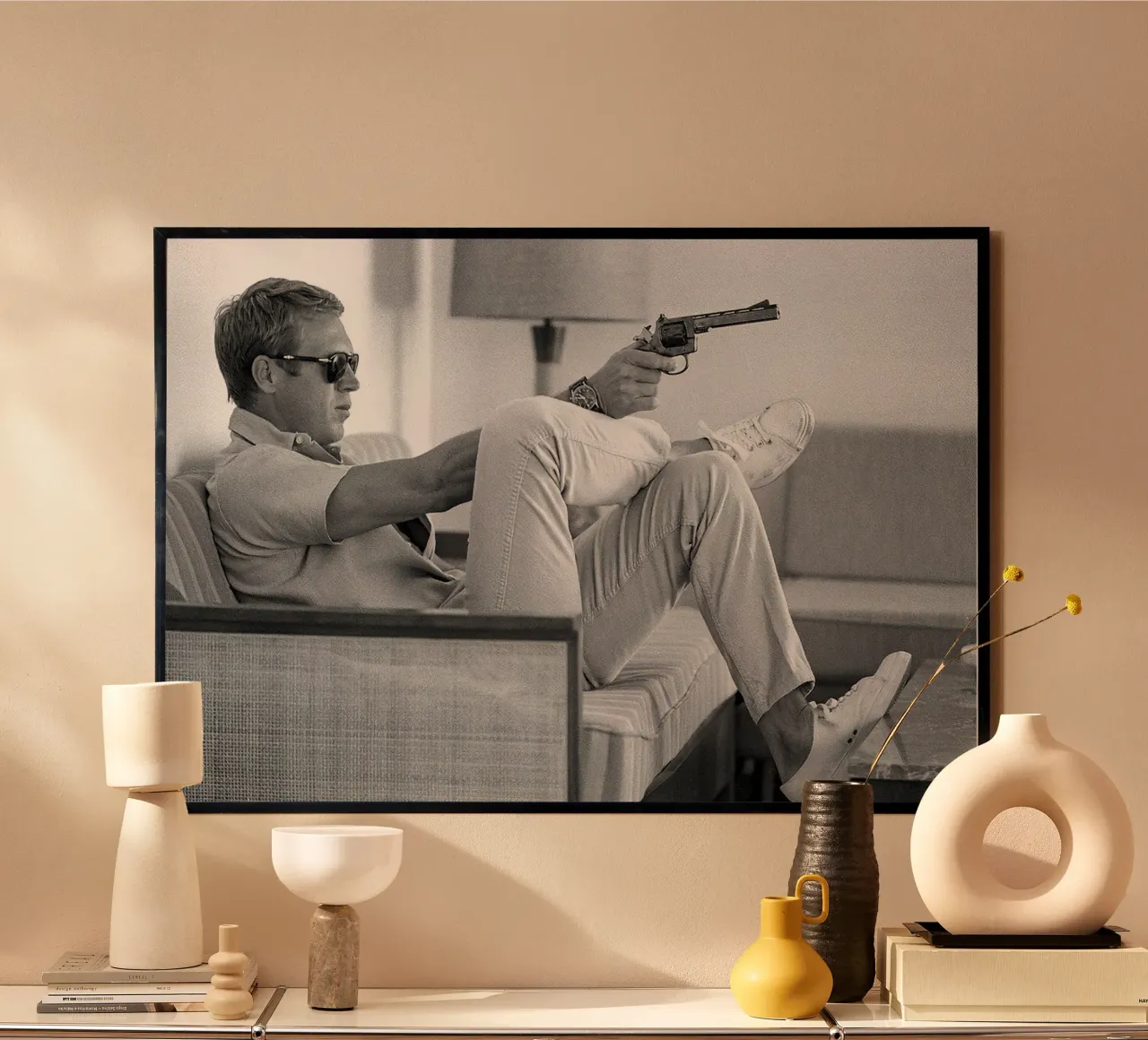 Steve McQueen con la pistola poster con telaio in alluminio da Beth Pop Culture