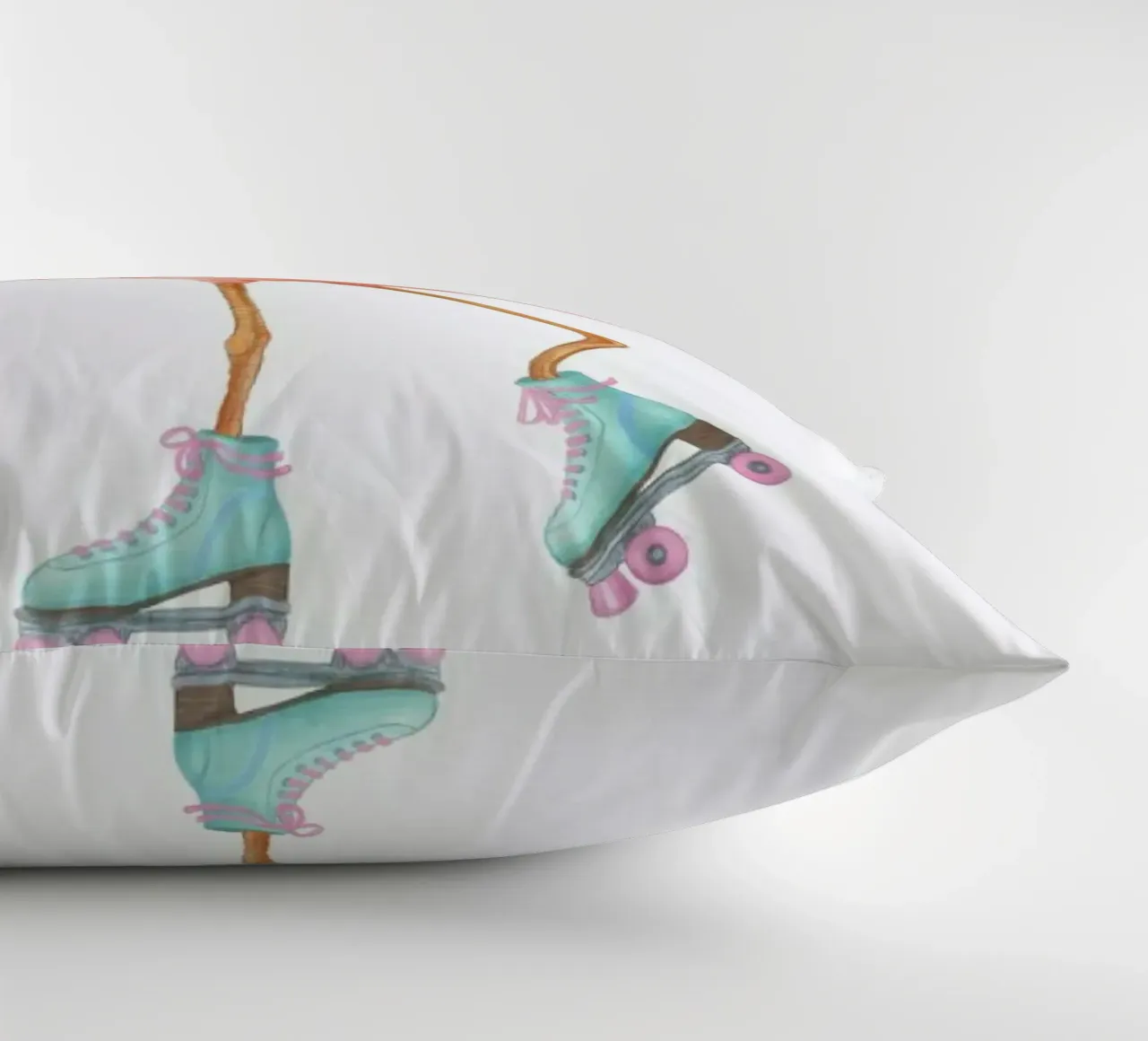 Rollerskating Flamigo cuscino da Laura Graves