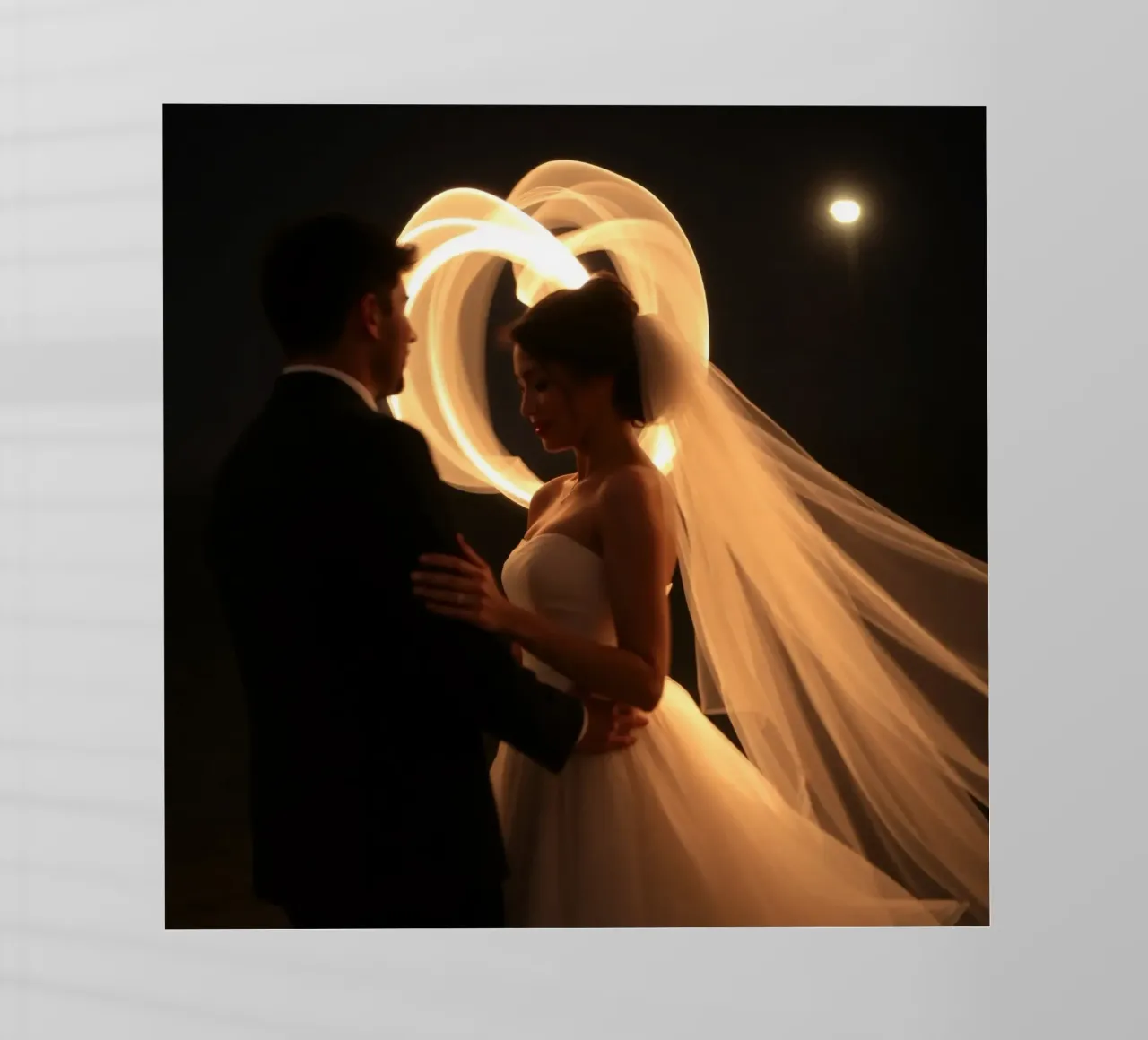 Una coppia condivide un momento romantico con un velo luminoso pellicola backlit da DesignDoodle