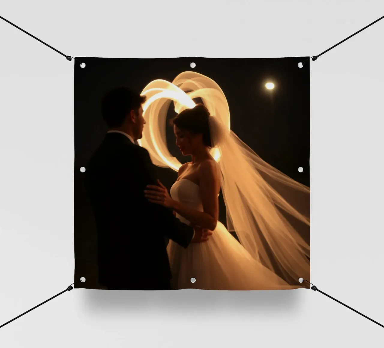 Una coppia condivide un momento romantico con un velo luminoso telo in pvc da DesignDoodle