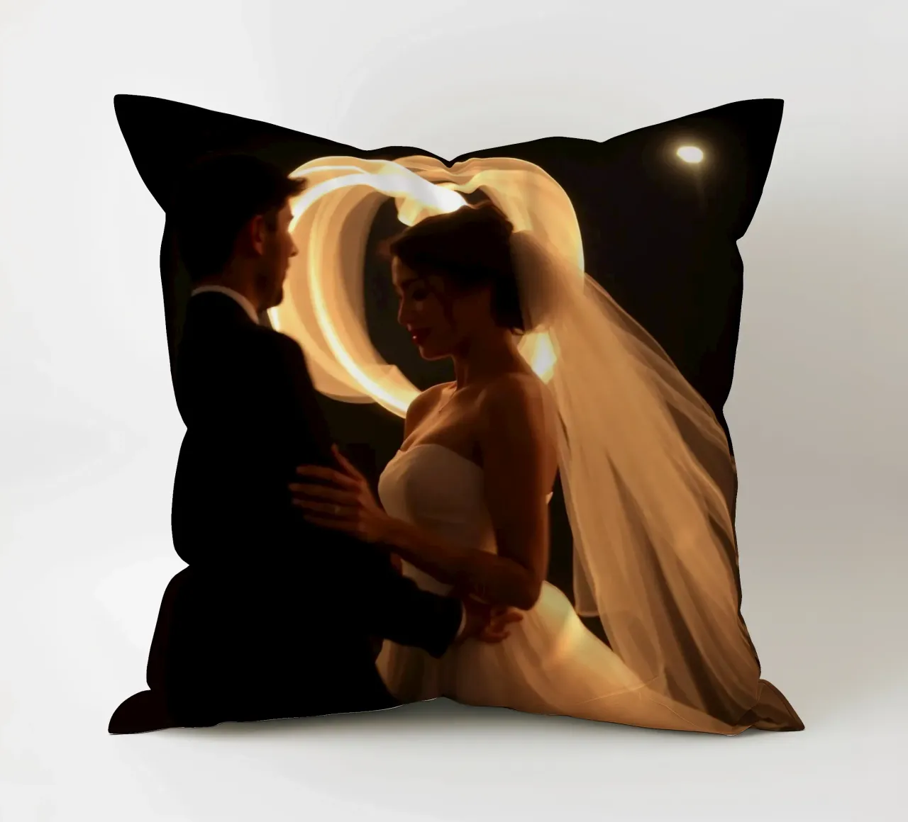 Una coppia condivide un momento romantico con un velo luminoso cuscino da DesignDoodle