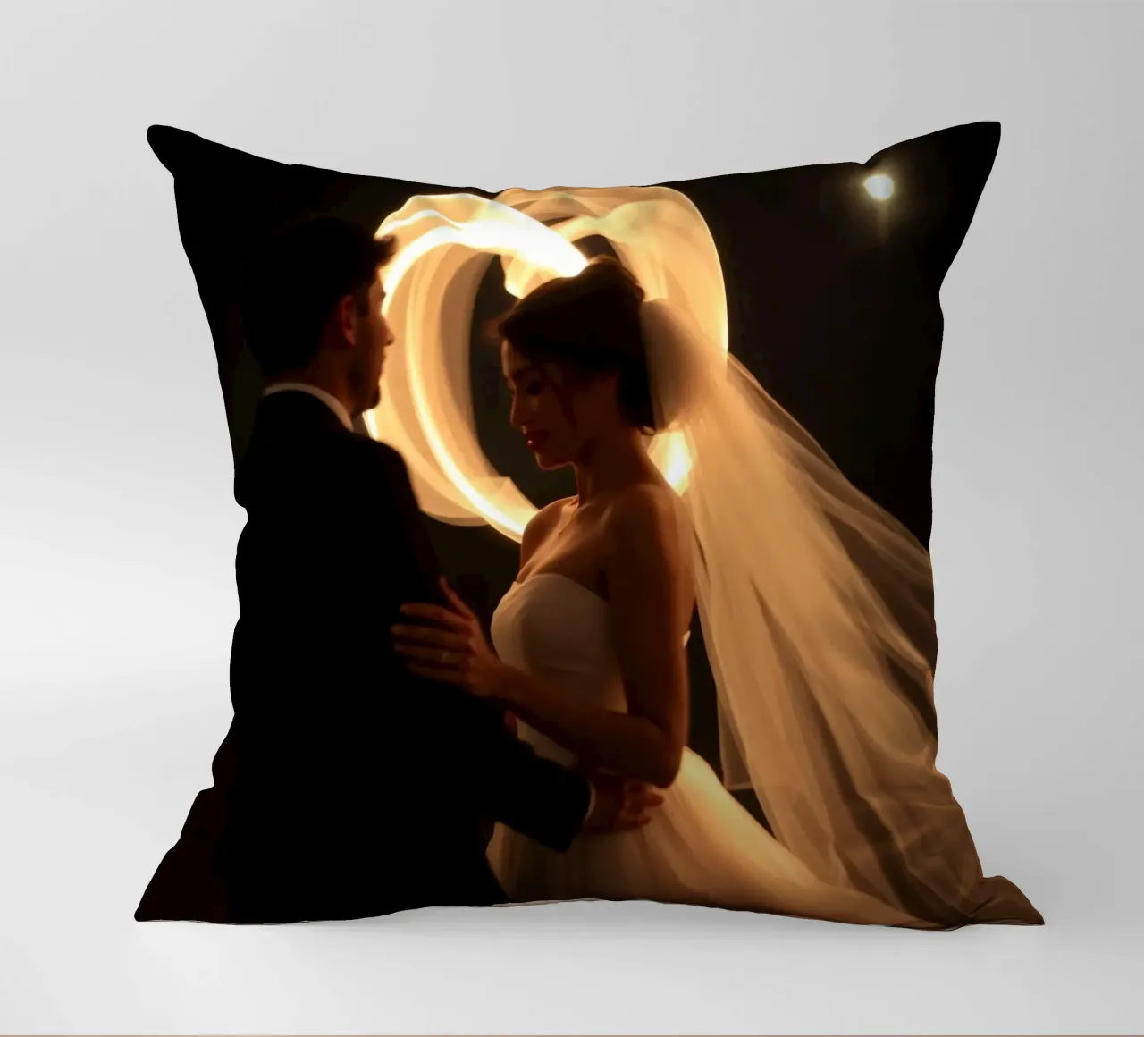 Una coppia condivide un momento romantico con un velo luminoso cuscino da DesignDoodle