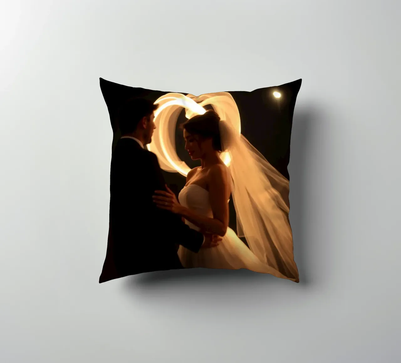 Una coppia condivide un momento romantico con un velo luminoso cuscino da DesignDoodle