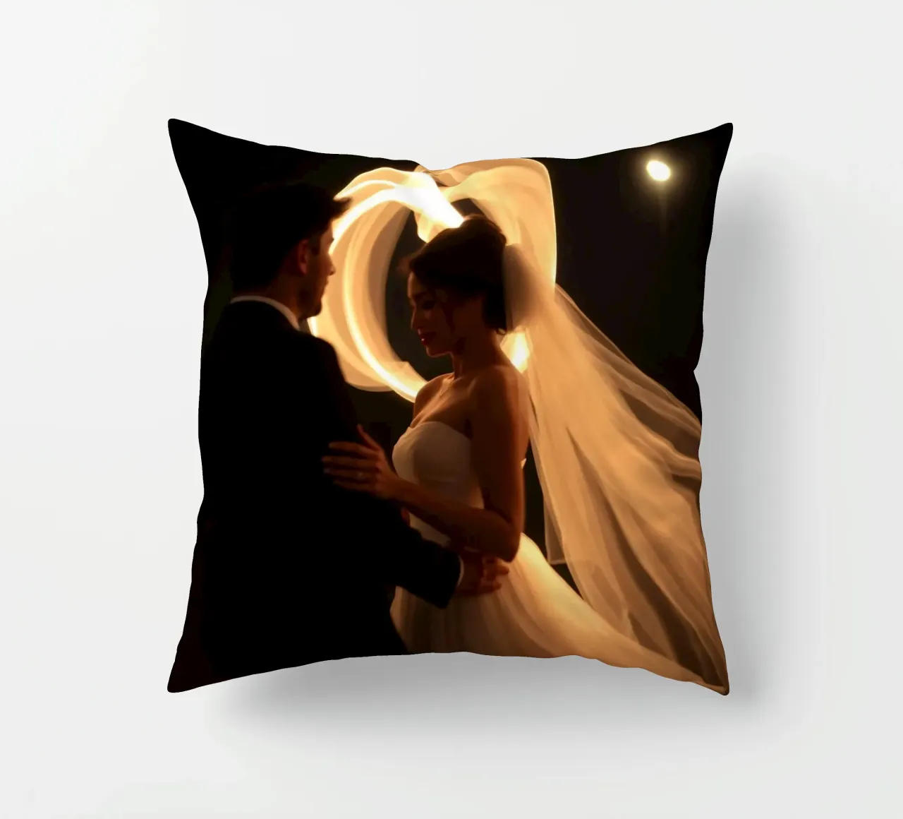 Una coppia condivide un momento romantico con un velo luminoso cuscino da DesignDoodle