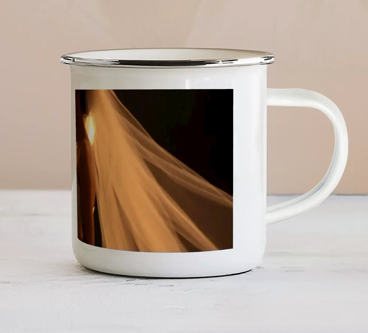 Una coppia condivide un momento romantico con un velo luminoso tazza in smalto da DesignDoodle