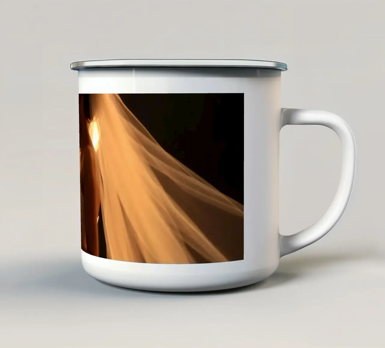 Una coppia condivide un momento romantico con un velo luminoso tazza in smalto da DesignDoodle