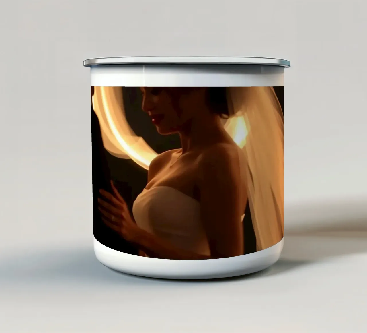 Una coppia condivide un momento romantico con un velo luminoso tazza in smalto da DesignDoodle