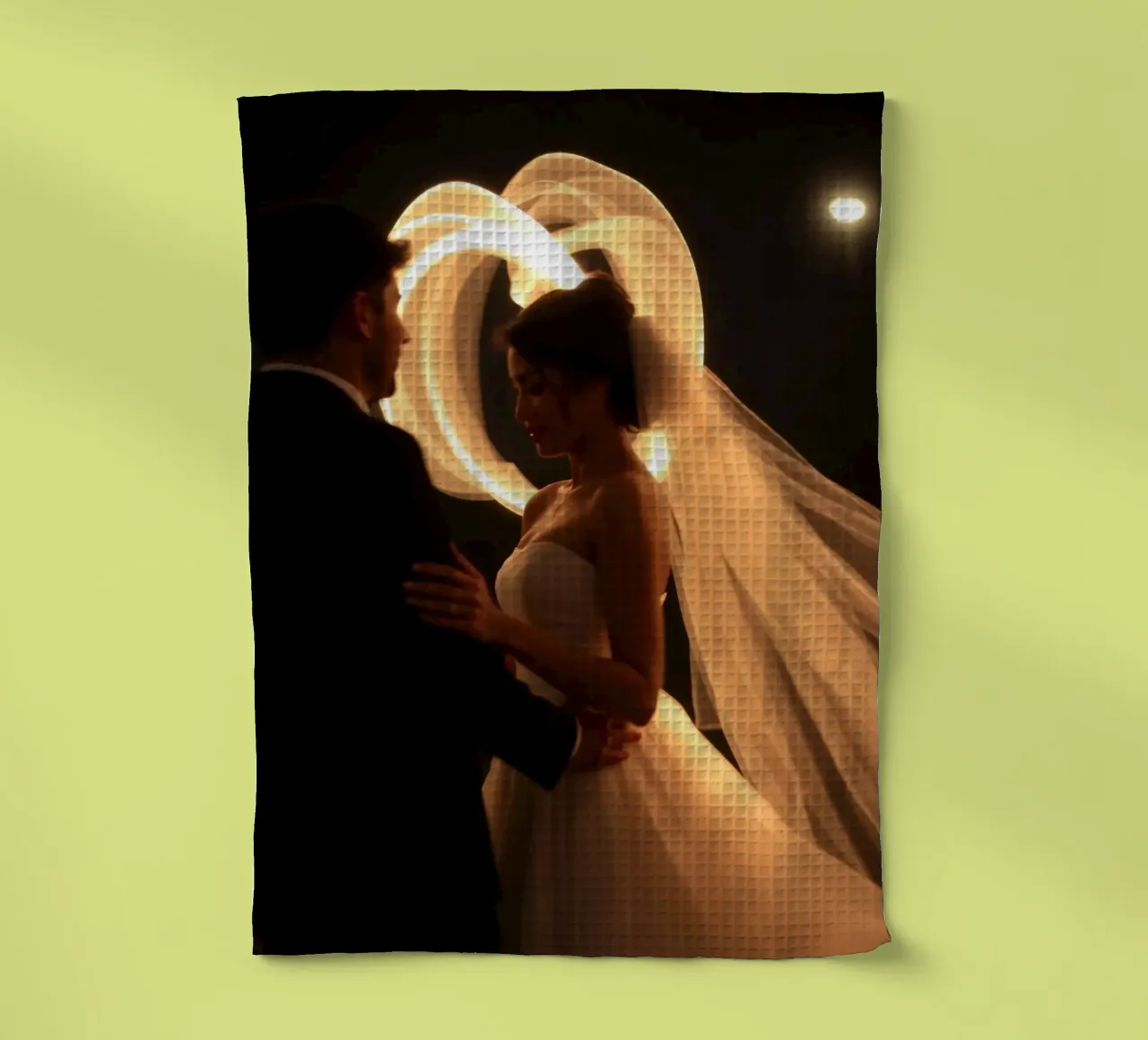 Un couple partage un moment romantique avec un voile lumineux torchon de DesignDoodle