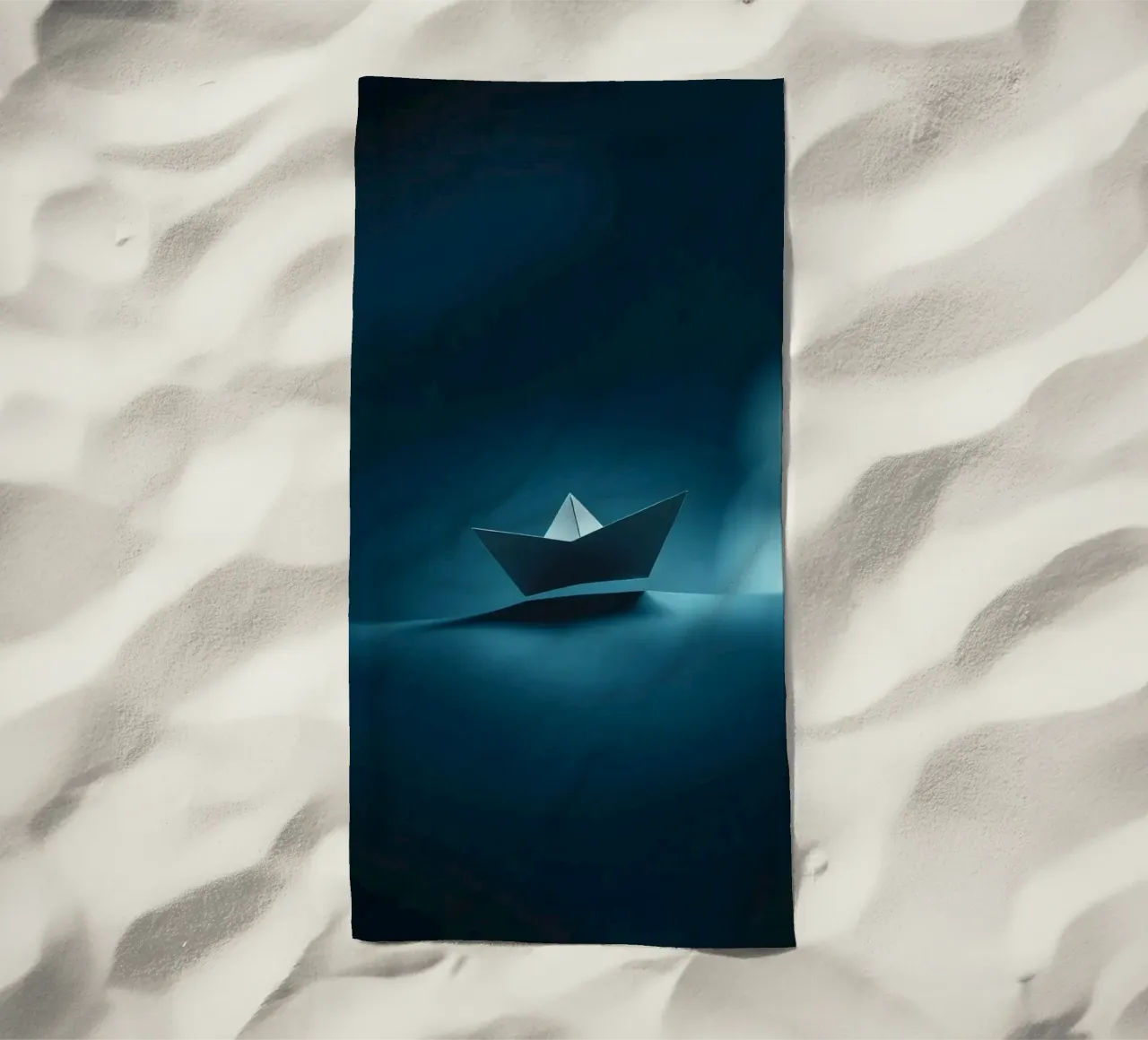 Piccola barca di carta che scivola sull'acqua calma in una stanza poco illuminata telo mare da DesignDoodle