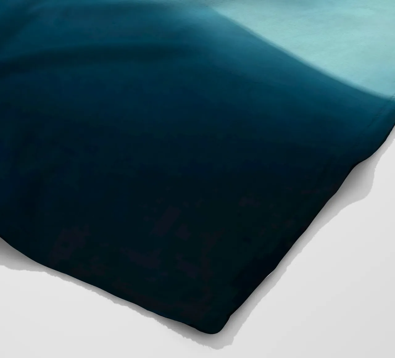 Piccola barca di carta che scivola sull'acqua calma in una stanza poco illuminata coperta in pile da DesignDoodle
