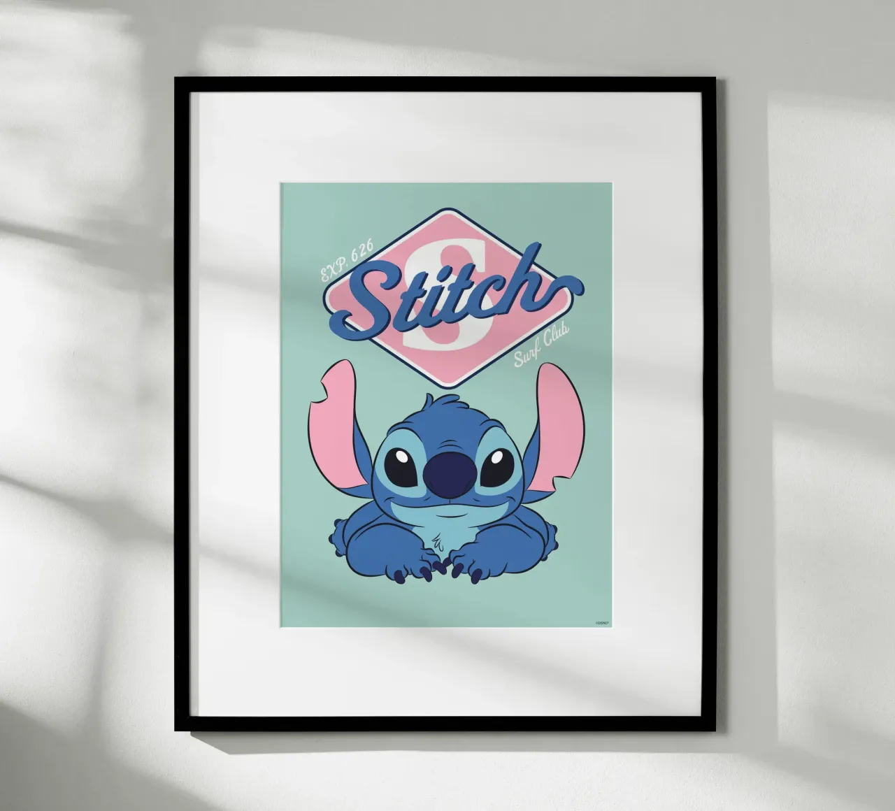 Stitch - Surf Club Poster mit Aluminium Rahmen von Stitch