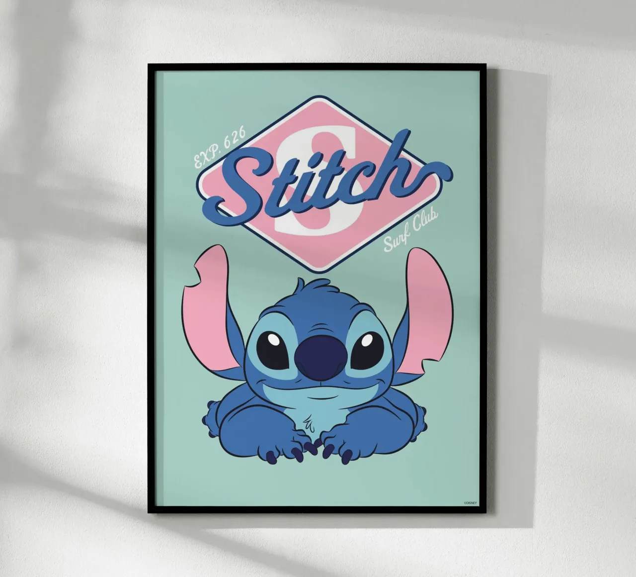 Stitch - Surf Club Poster mit Aluminium Rahmen von Stitch