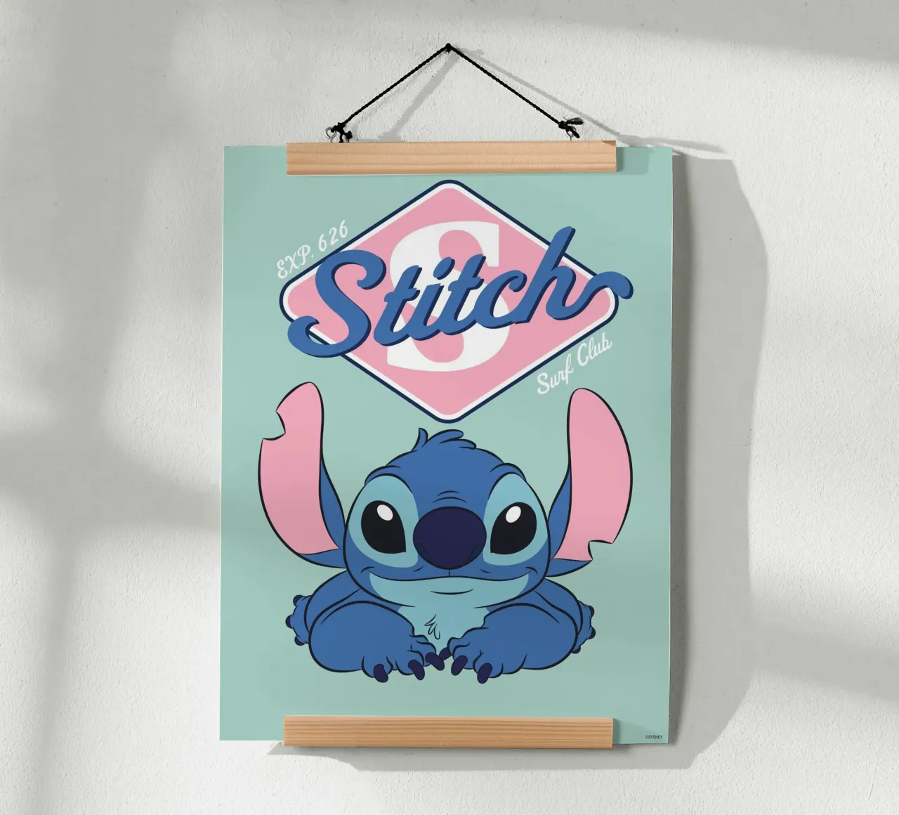 Stitch - Surf Club Poster mit Aluminium Rahmen von Stitch