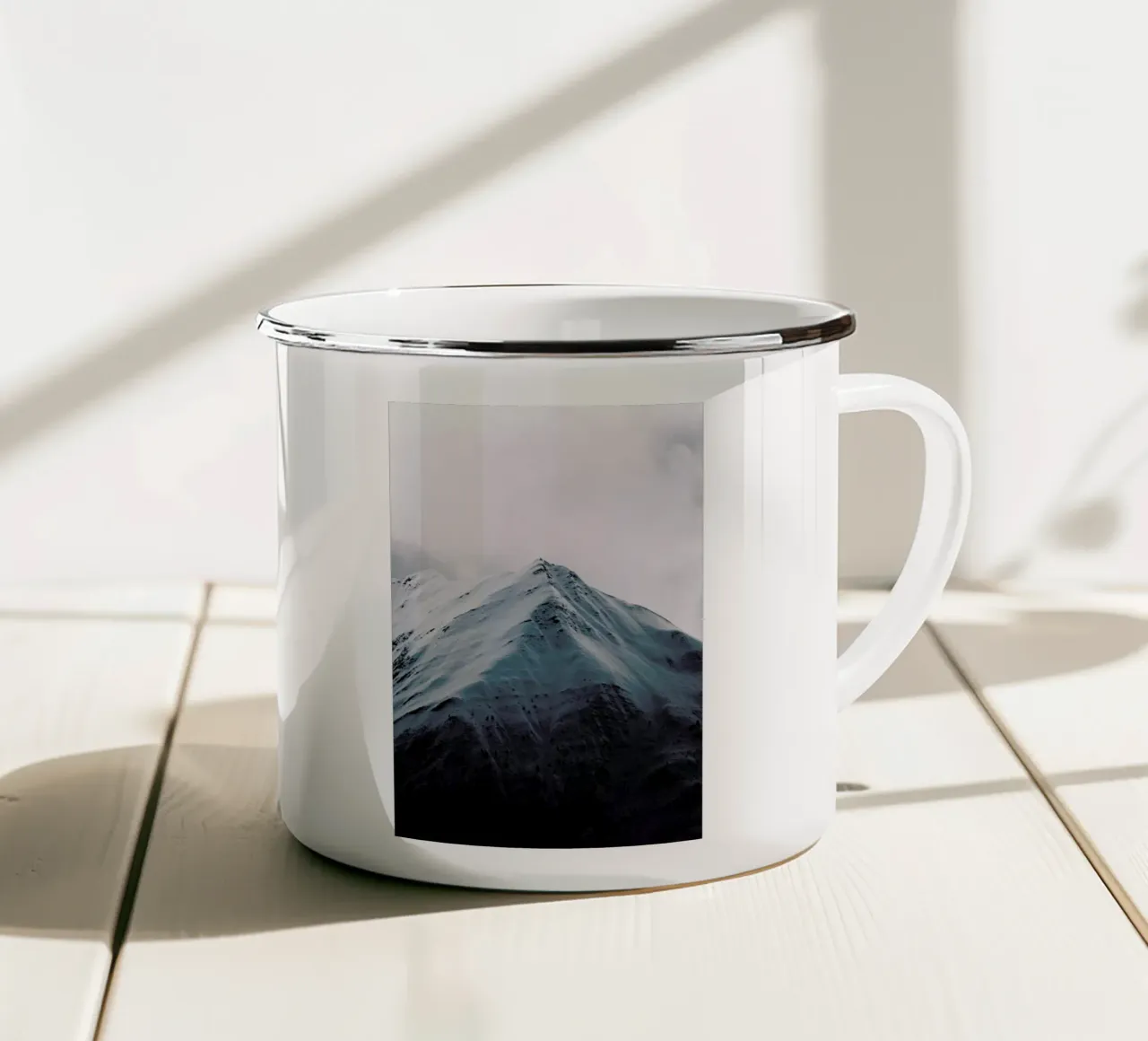A Tranquil Peak tazza in smalto da EyeEm Mobile GmbH