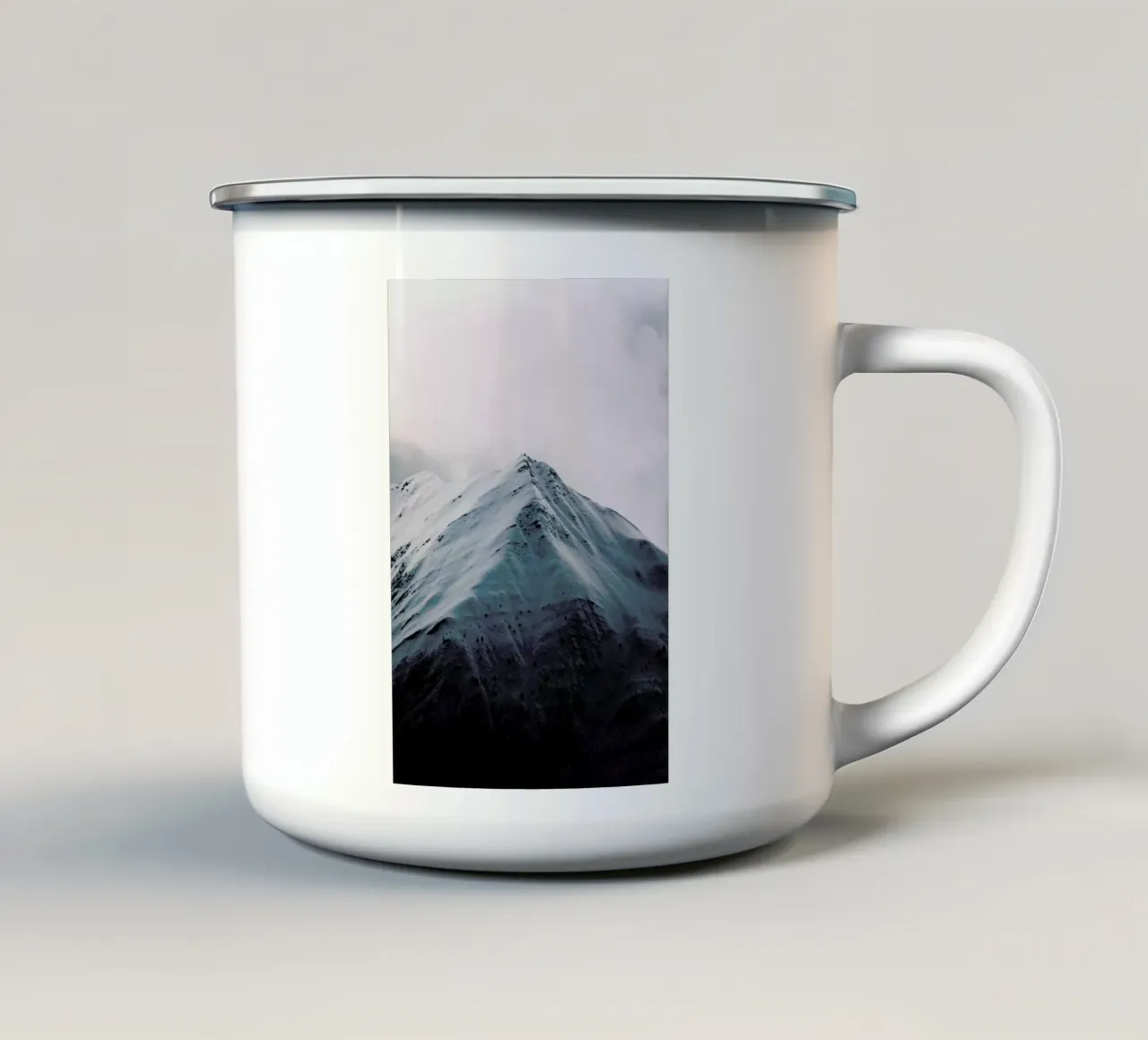 A Tranquil Peak tazza in smalto da EyeEm Mobile GmbH