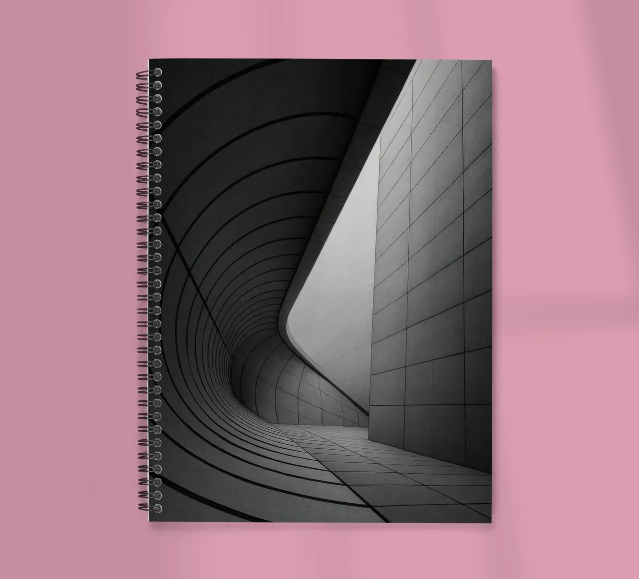 Curve ipnotiche a Tokyo - Ode all'architettura futuristica diario ad anelli da Black & White