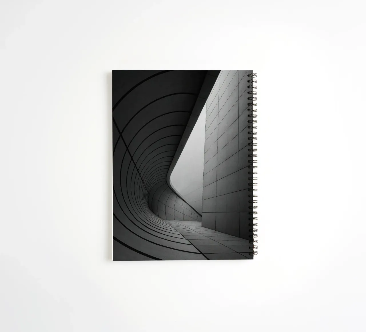 Curve ipnotiche a Tokyo - Ode all'architettura futuristica diario ad anelli da Black & White