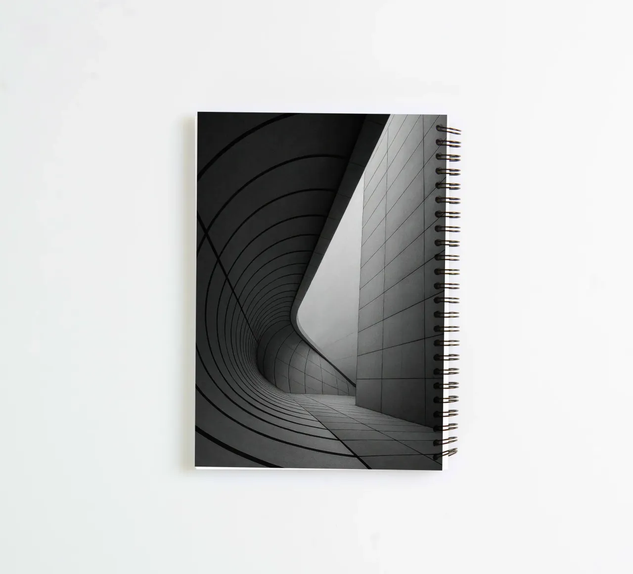 Curve ipnotiche a Tokyo - Ode all'architettura futuristica diario ad anelli da Black & White