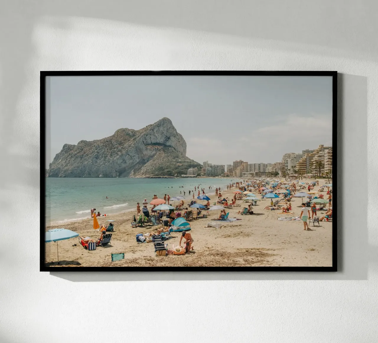 Día de playa junto al mar, foto de viaje retro del verano en España poster con marco de aluminio de Bold and Retro