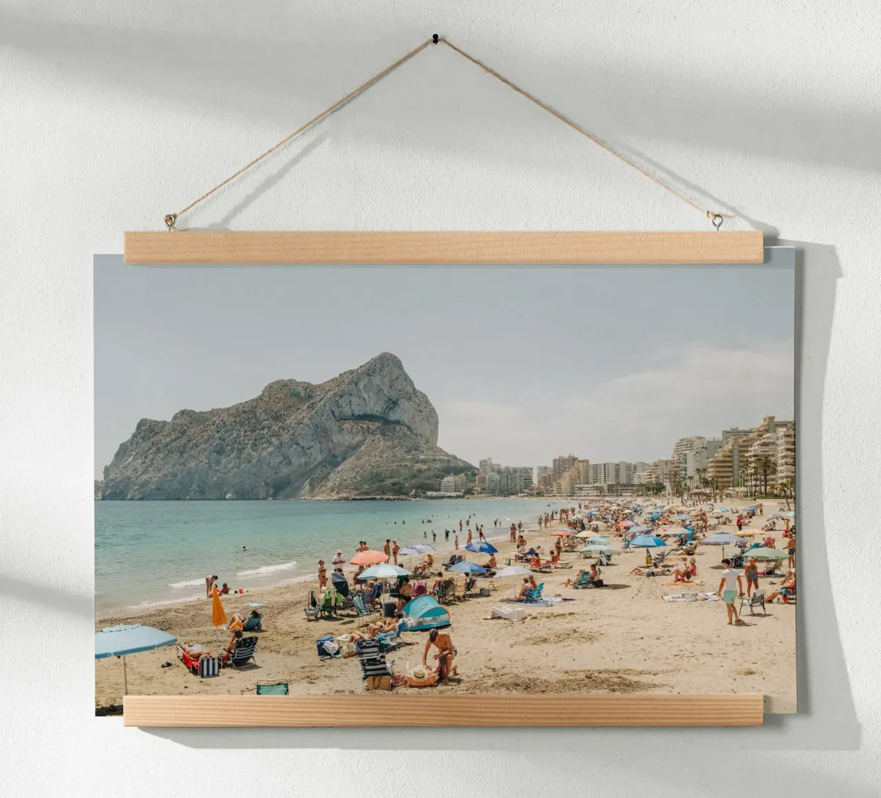 Día de playa junto al mar, foto de viaje retro del verano en España poster con marco de aluminio de Bold and Retro