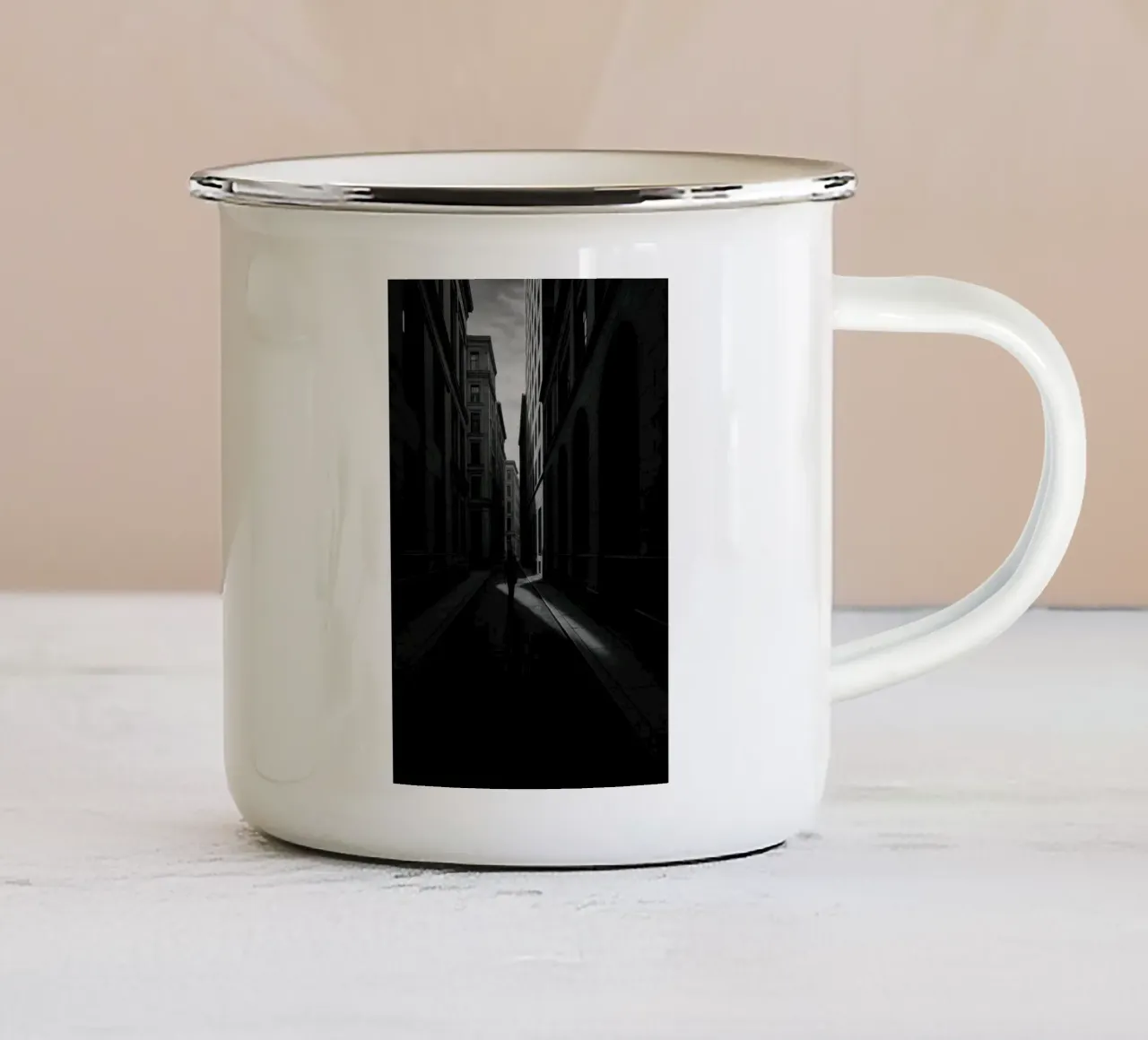 Urbane Einsamkeit in Berlin - Die Kunst des Schattens und der Stille Emaille Tasse von Black & White