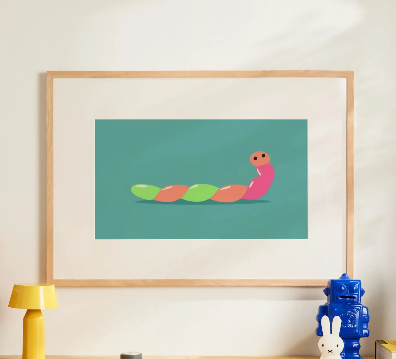 Ver de terre coloré en dessin animé se déplaçant sur un fond bleu poster de DesignDoodle